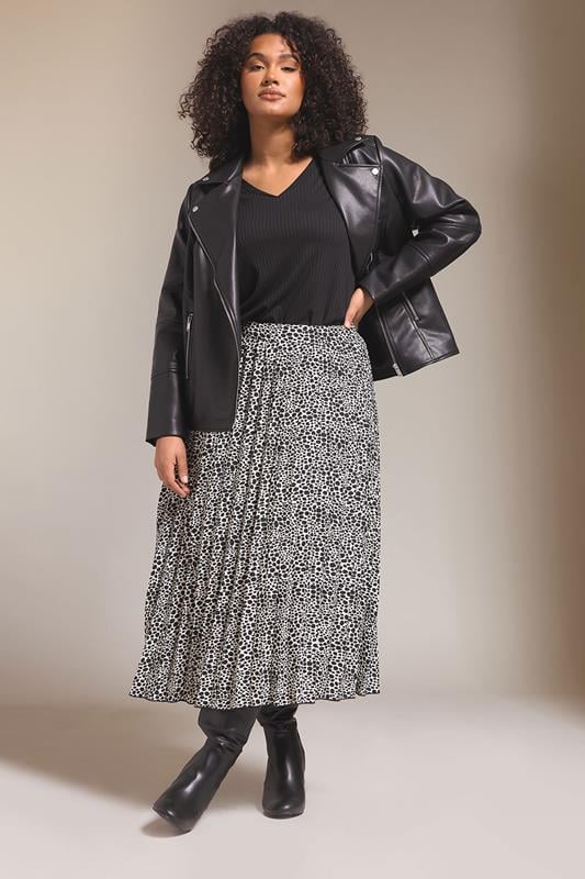 Evans EVANS Curve Black & White Spot Print Pleated Skirt