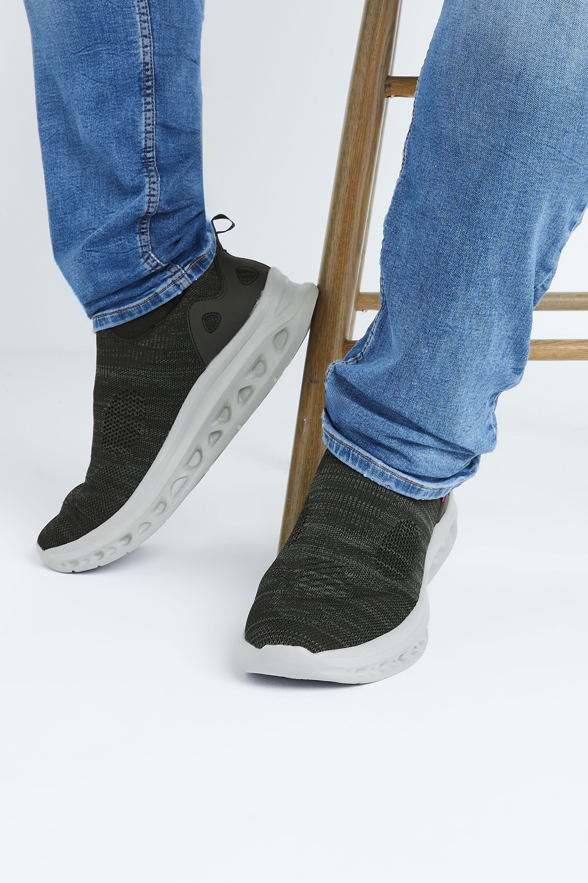 D555 D555 Black Hands Free Shoes With Knitted Top
