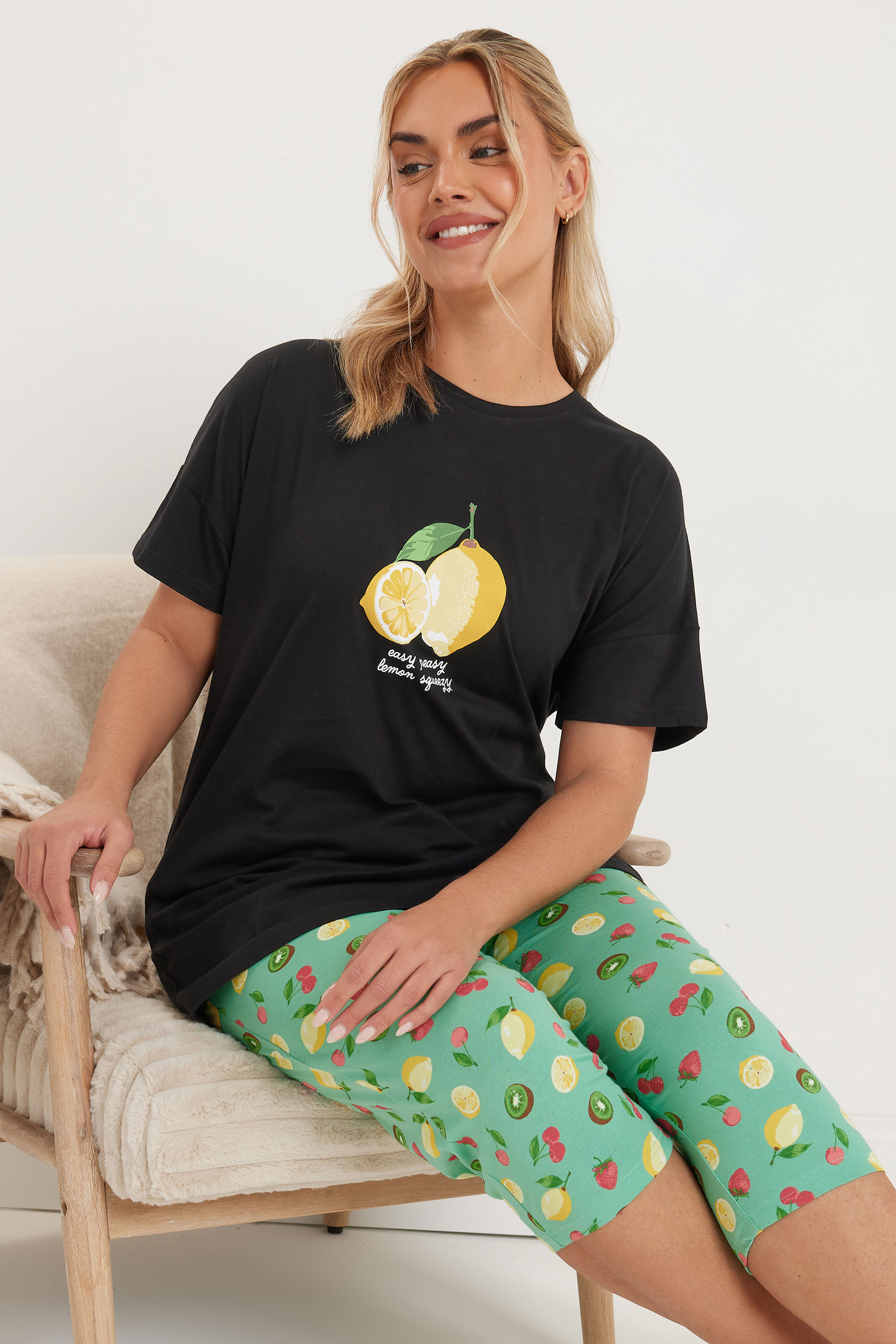 Yours YOURS Curve Black Graphic Lemon Print Cropped Pyjama Set
