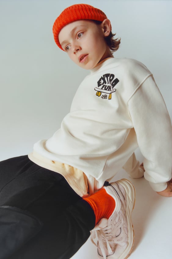 SKATER SWEATSHIRT