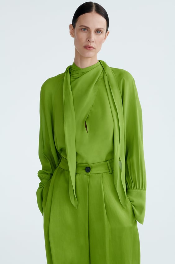 FLOWY BLOUSE WITH TIE