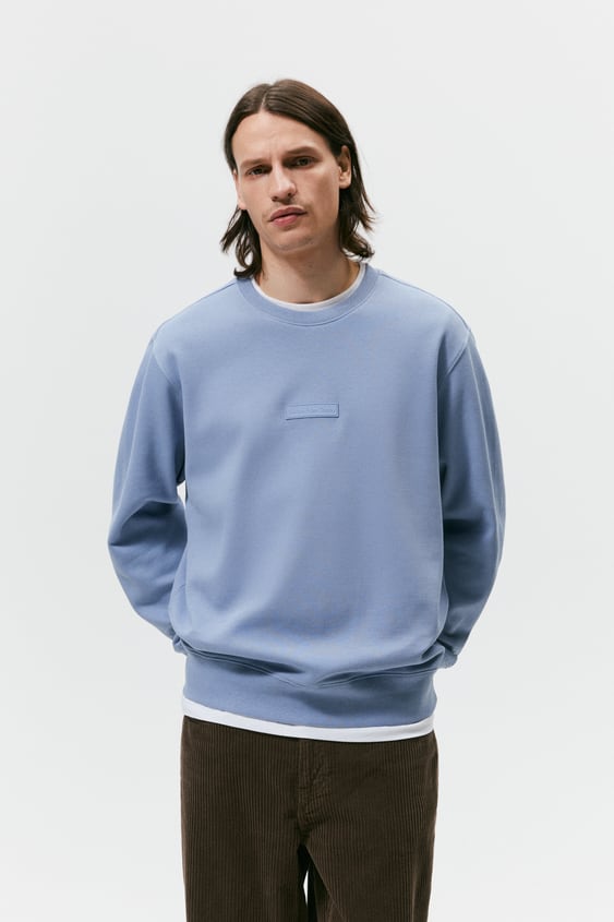 TEXTURED PATCH SWEATSHIRT