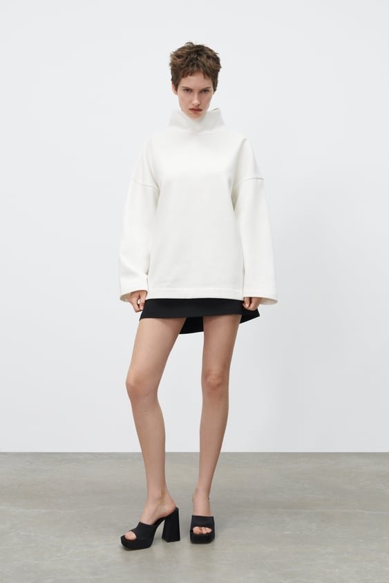 OVERSIZED TURTLENECK SWEATSHIRT