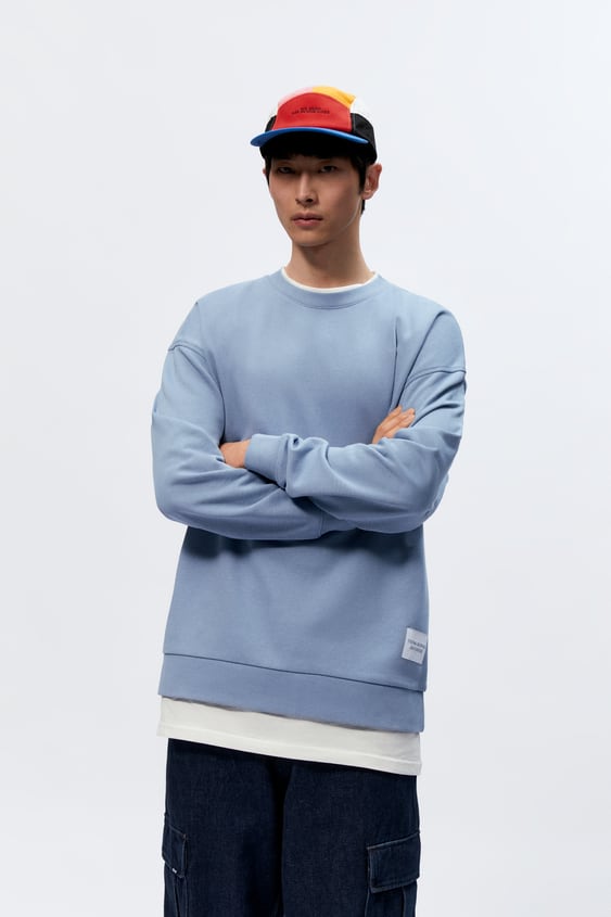 PATCH DETAIL TEXT SWEATSHIRT