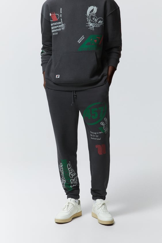 GRAPHIC PRINT JOGGER PANTS