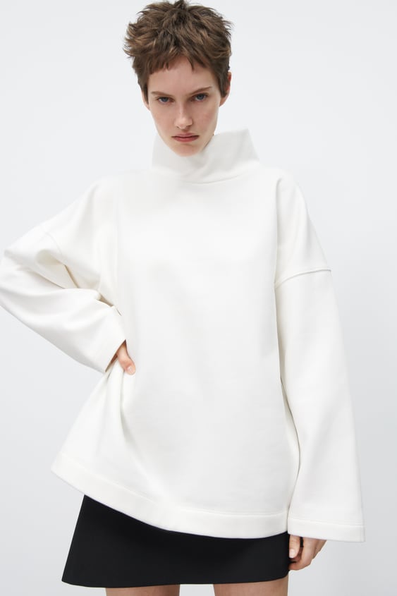 OVERSIZED TURTLENECK SWEATSHIRT