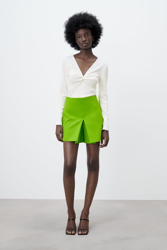 T-SHIRT WITH KNOTTED FRONT
