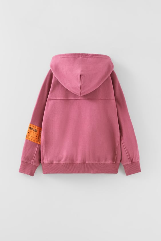 CONTRAST LABEL SWEATSHIRT