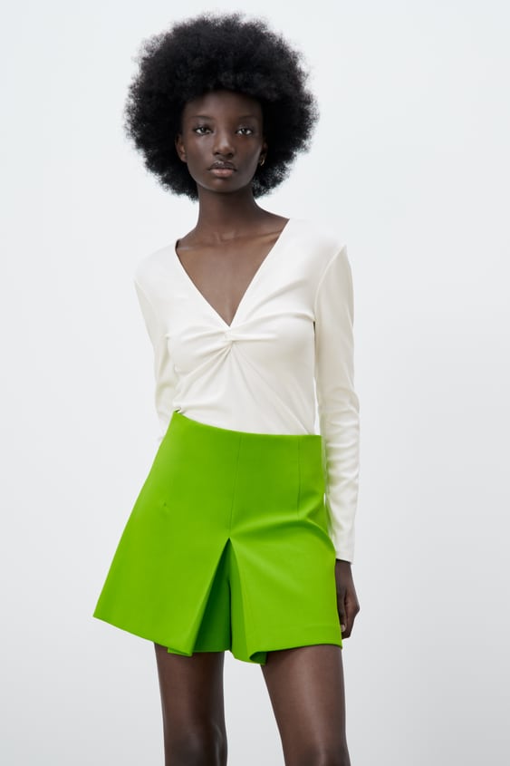 T-SHIRT WITH KNOTTED FRONT
