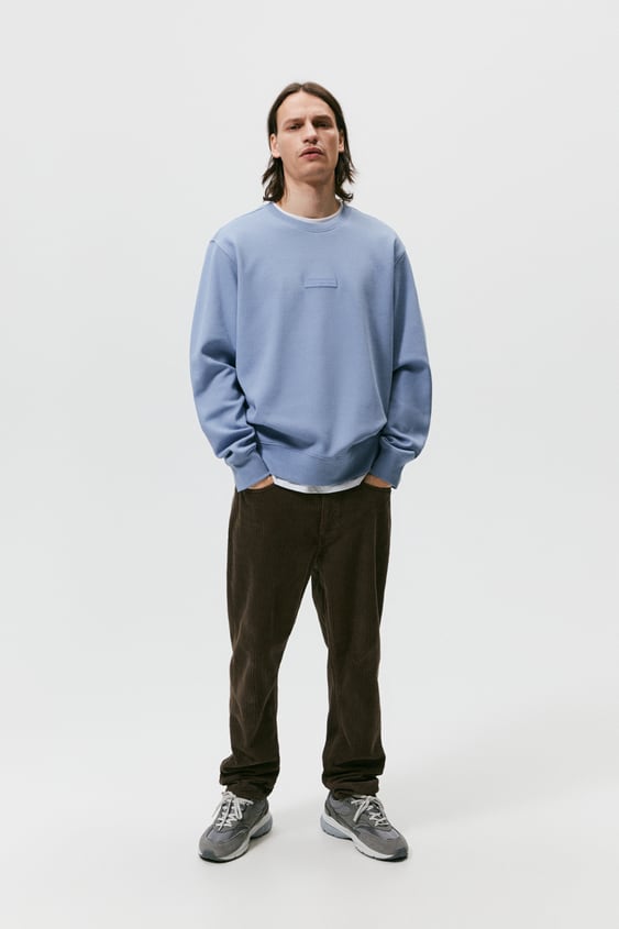 TEXTURED PATCH SWEATSHIRT