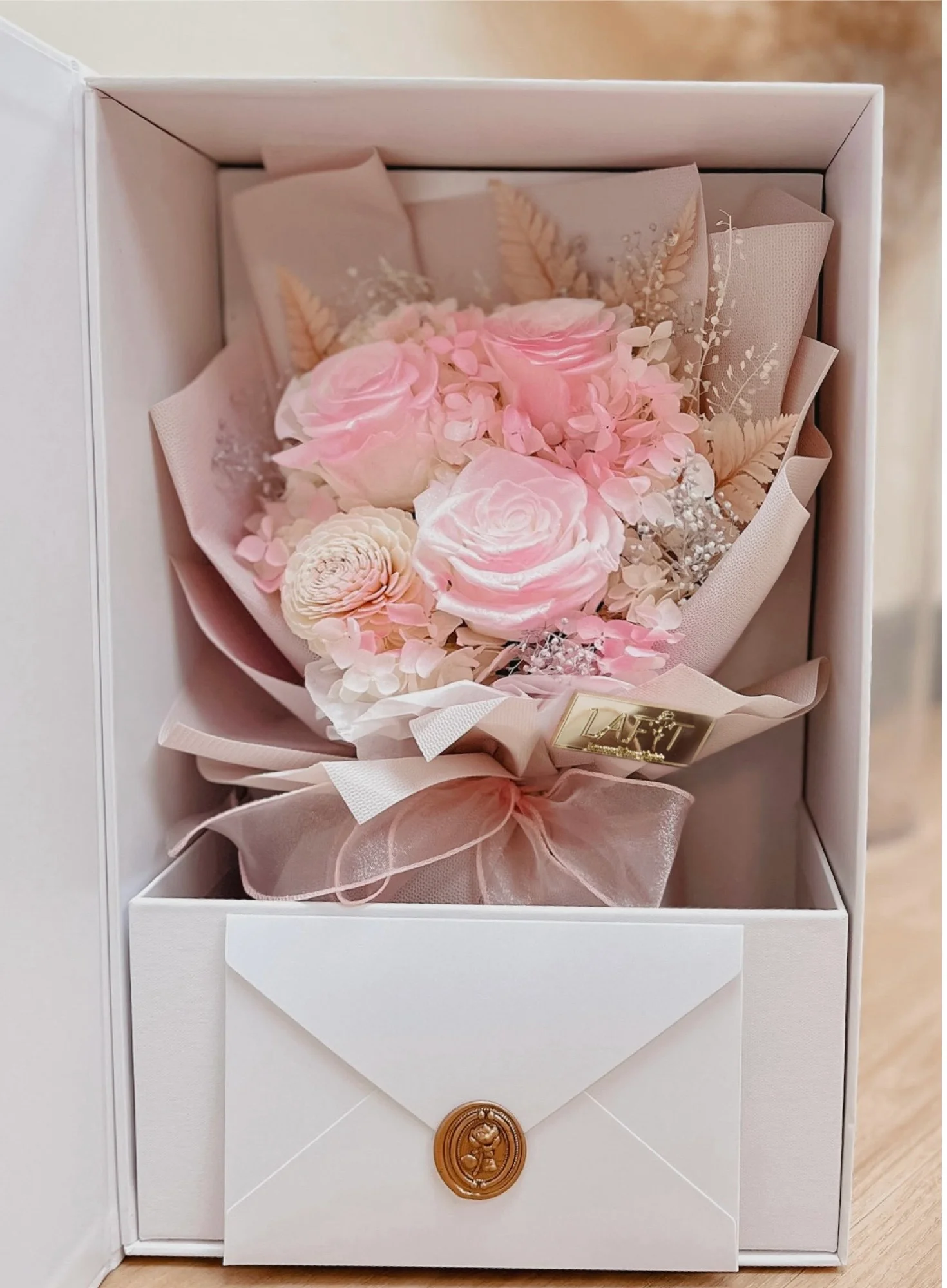LAFIT Valentine’s Day 2024 · LAFIT花束童話書禮�?· Blushing Love - Airy Pink
