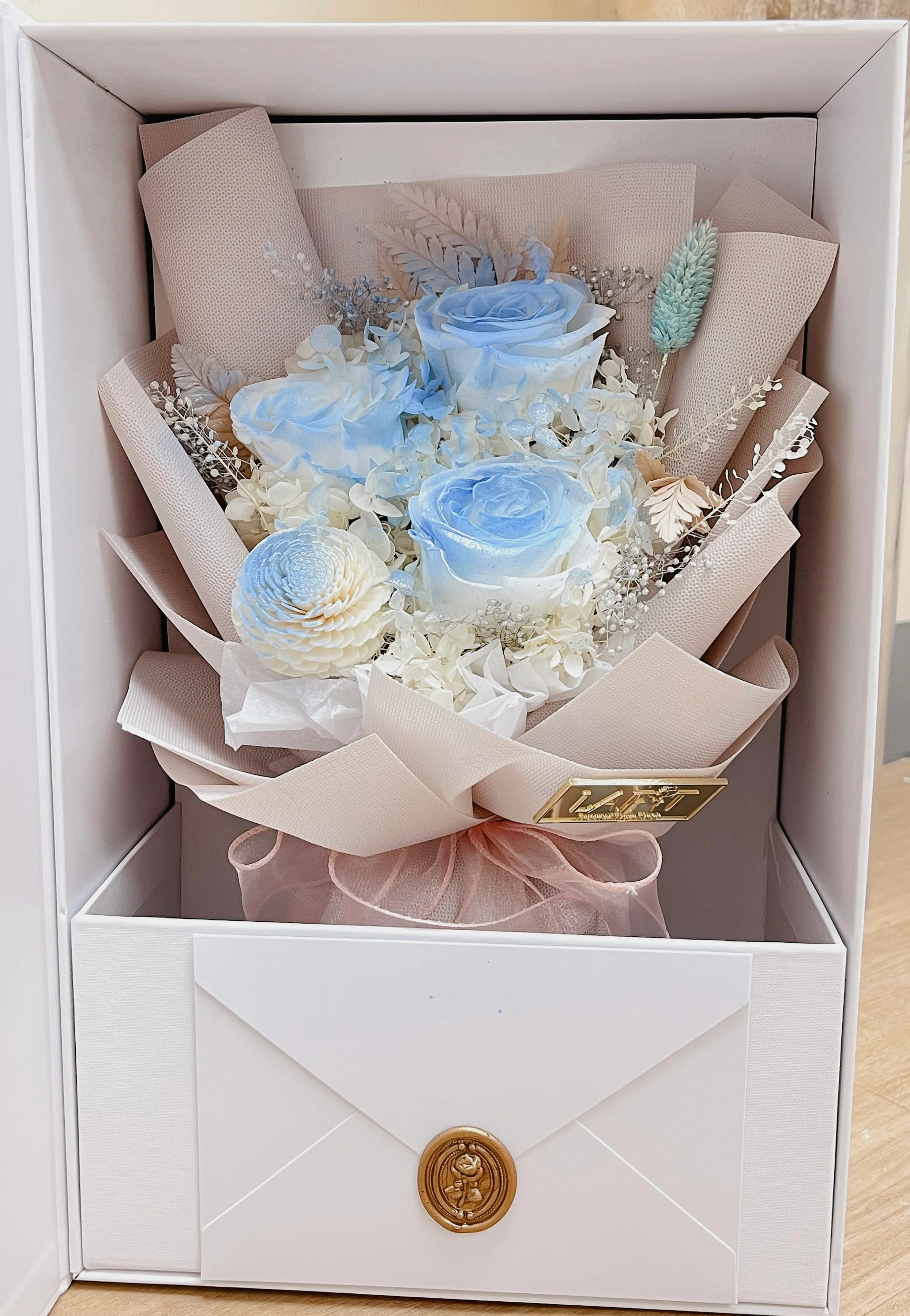LAFIT Valentine’s Day 2024 · LAFIT小型花束禮盒 · Blushing Love - Airy Blue