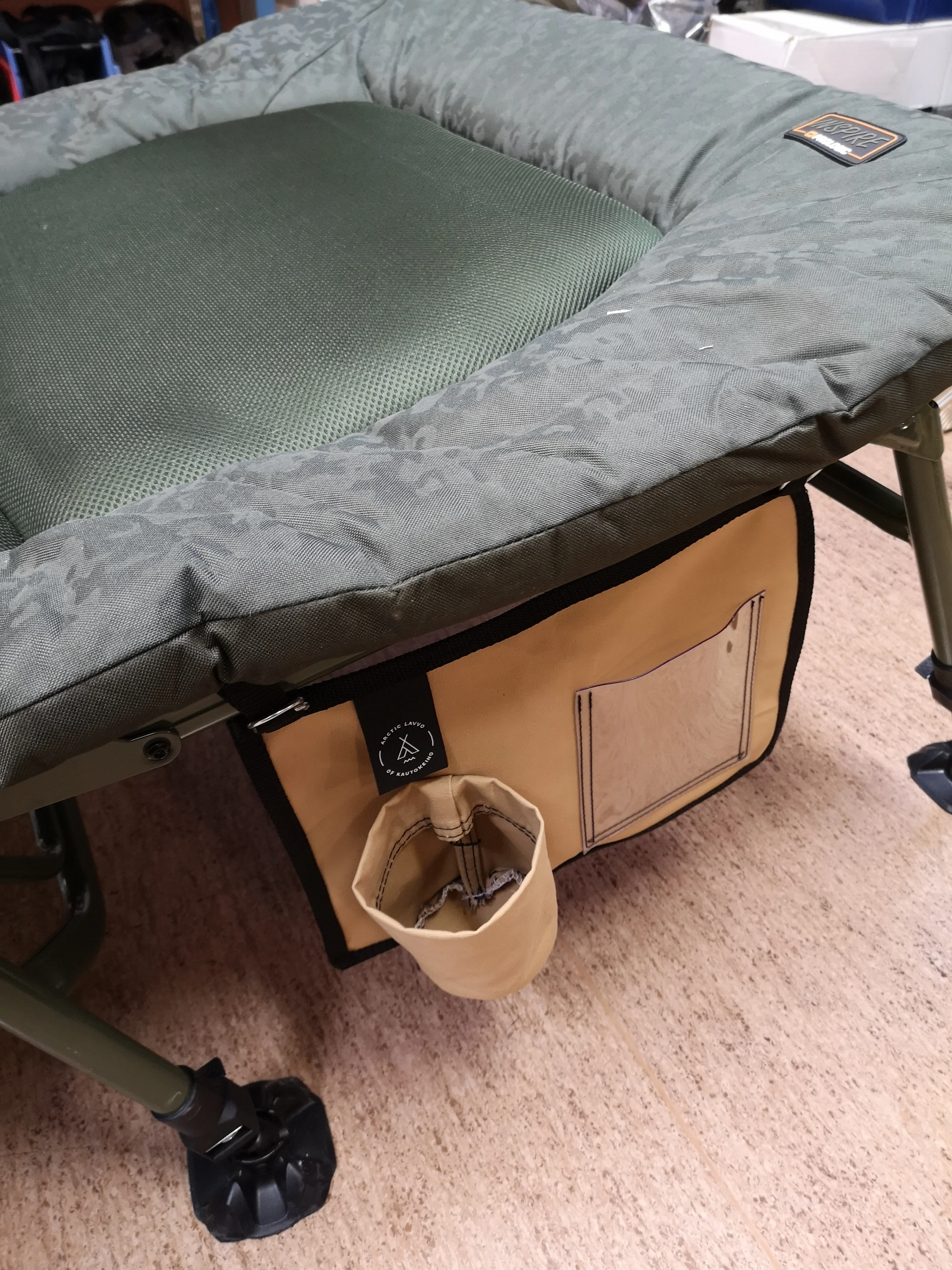 Koppholder til feltseng