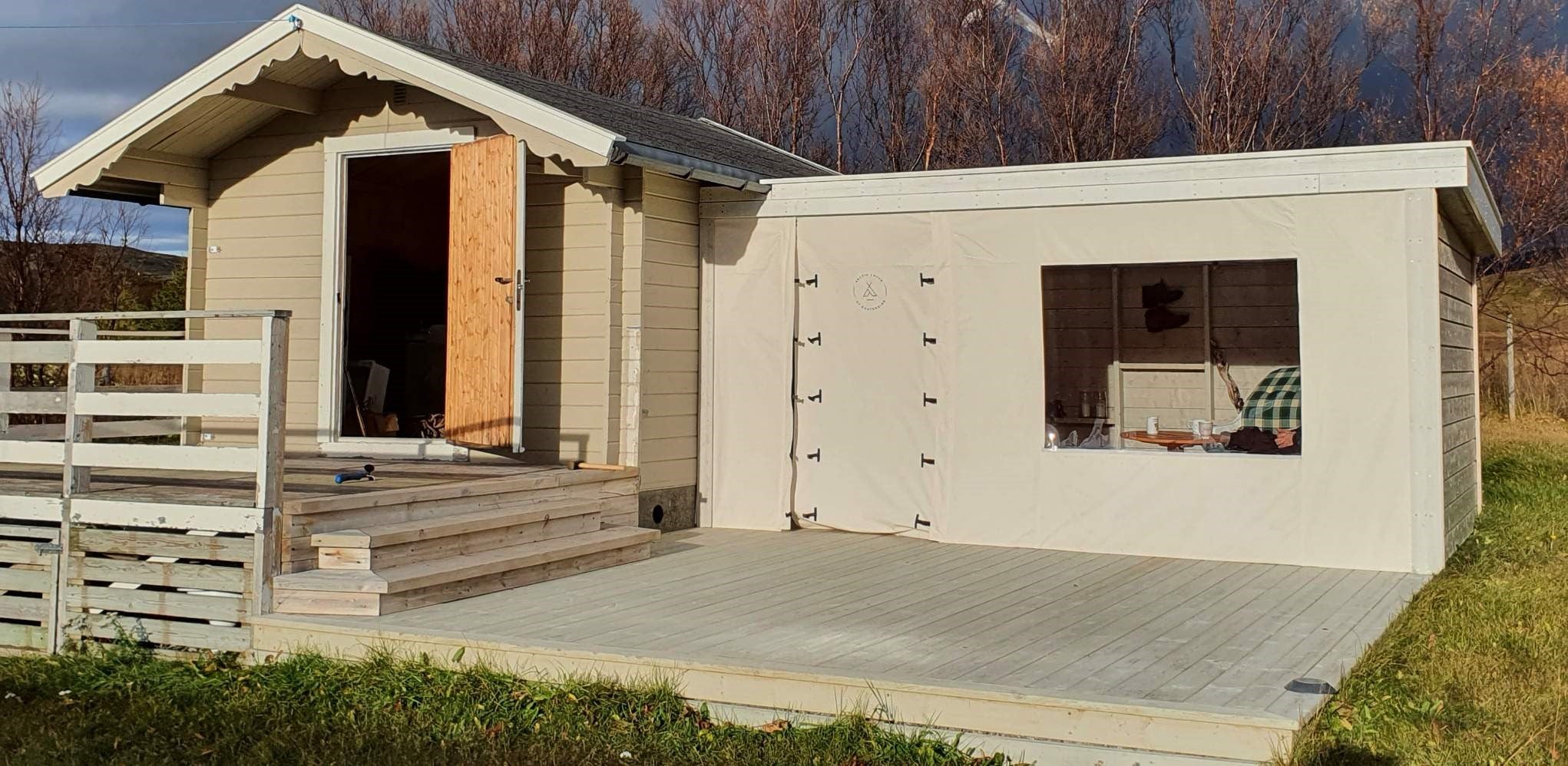 Vegg til gapahuk med vindu