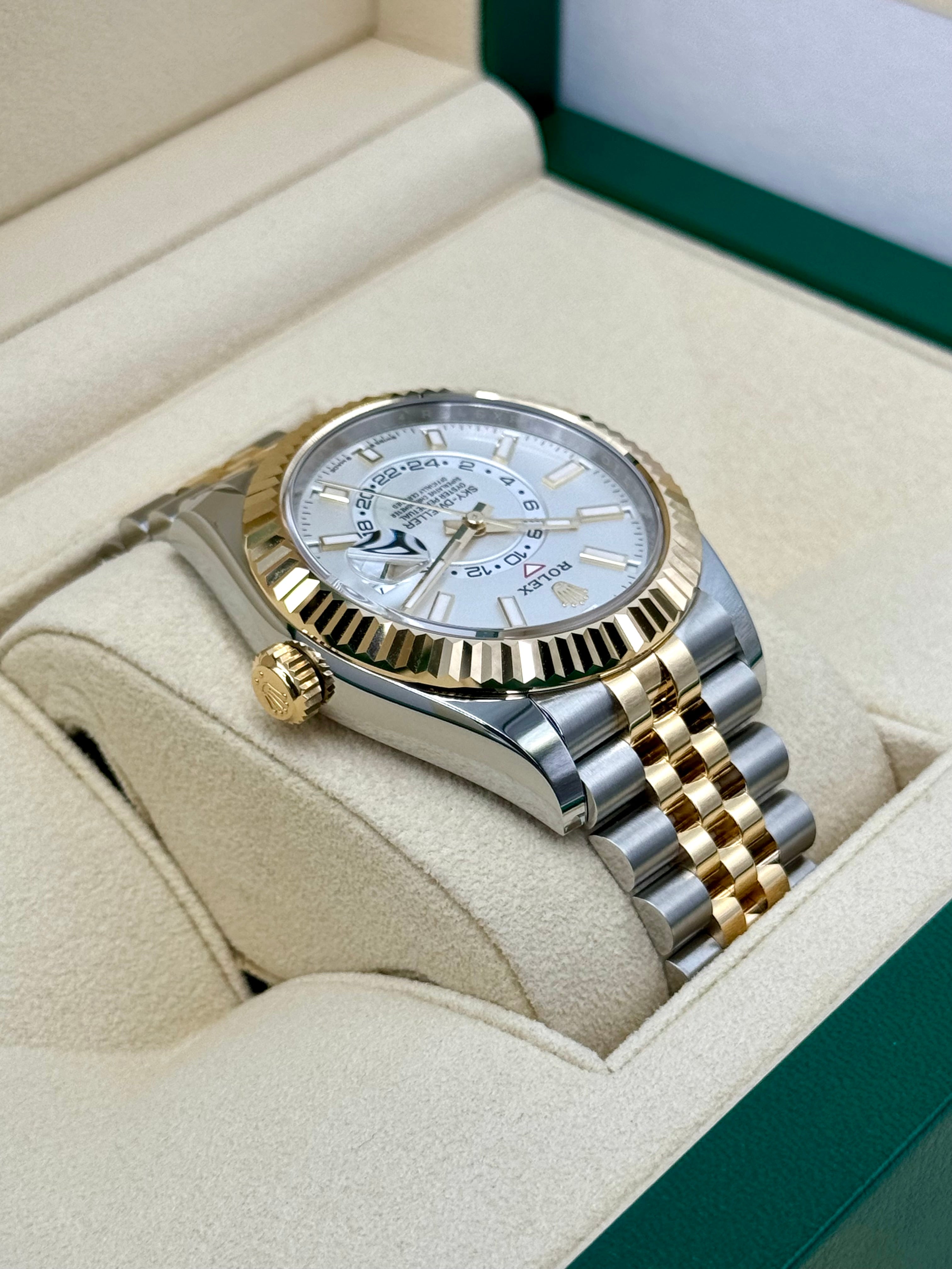 Rolex Sky-Dweller Oyster, 42 mm, Oystersteel and yellow gold Reference 336933-0006