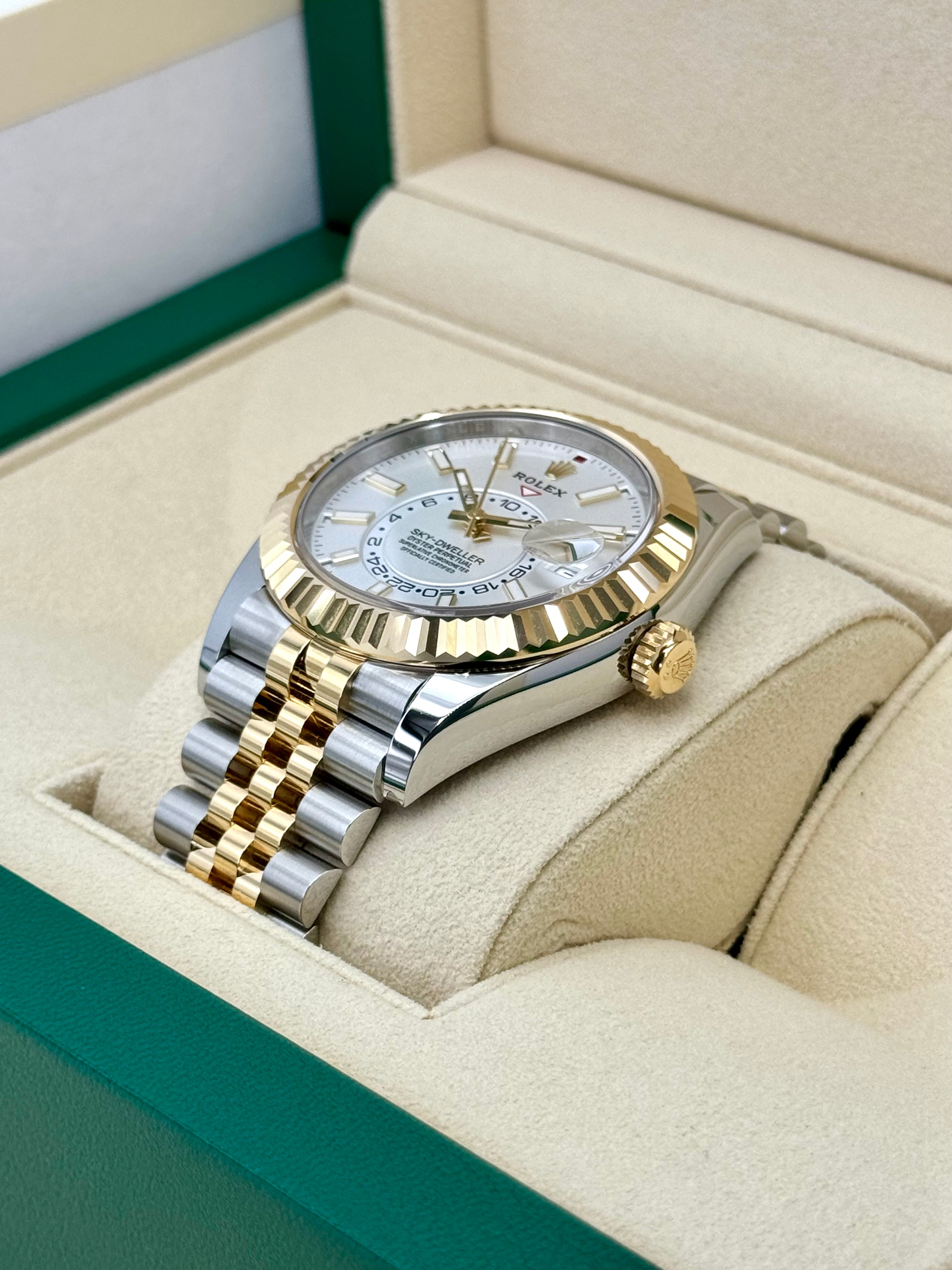 Rolex Sky-Dweller Oyster, 42 mm, Oystersteel and yellow gold Reference 336933-0006